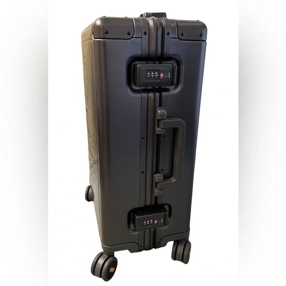 Level 8 Gibraltar Aluminum Carry-On 20" - Picture 3 of 9